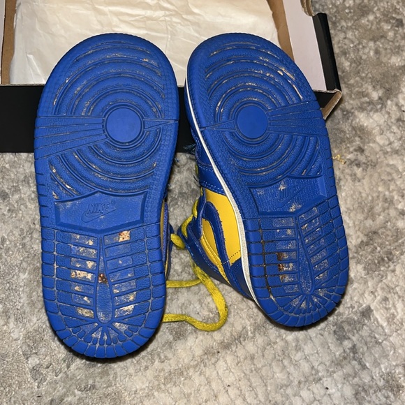 Jordan 1 Retro High OG - Picture 4 of 5